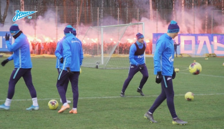 Atraksi Flare Fans Zenit St. Petersburg Saat Latihan