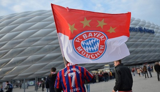 Bendera Merah-Putih Suporter Bayern Munich