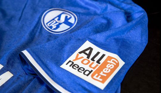 Logo sponsor jersey Schalke 04 yang ditanami chip pembayaran