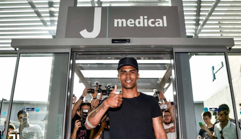 Douglas Costa Jalani Tes Medis di Juventus