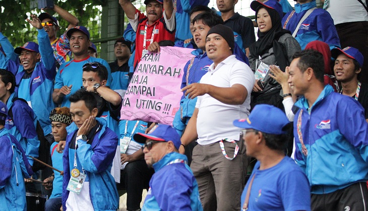 Suatu Sore Bersama Pendukung Tim Sepakbola Kalsel di Peparnas