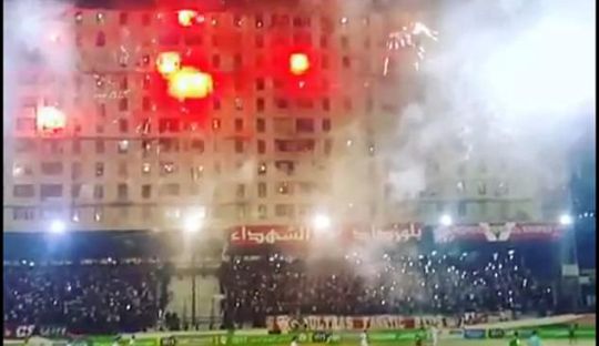 Pesta Kembang Api di Tengah Laga Sepakbola Aljazair